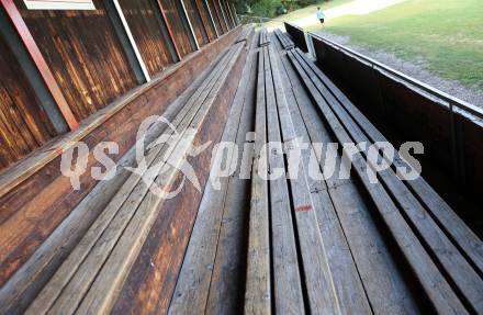 Fussball Kaerntner Liga. KAC gegen SAK. Fussballplatz. Sportstaette. Zuschauertribuehne. Sitzbaenke.  Klagenfurt, am 6.9.2024.
Foto: Kuess
www.qspictures.net
---
pressefotos, pressefotografie, kuess, qs, qspictures, sport, bild, bilder, bilddatenbank