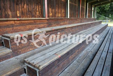 Fussball Kaerntner Liga. KAC gegen SAK. Fussballplatz. Sportstaette. Zuschauertribuehne. Sitzbaenke.  Klagenfurt, am 6.9.2024.
Foto: Kuess
www.qspictures.net
---
pressefotos, pressefotografie, kuess, qs, qspictures, sport, bild, bilder, bilddatenbank