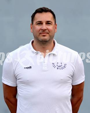 Volleyball. Frauen. Mannschaftsfototermin ATSC Wildcats Klagenfurt. Trainer Andrej Flajs. Klagenfurt, am 11.9.2024.
Foto: Kuess
www.qspictures.net
---
pressefotos, pressefotografie, kuess, qs, qspictures, sport, bild, bilder, bilddatenbank