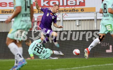 Fussball Bundesliga.  SK Austria Klagenfurt gegen TSV Egger Glas Hartberg . Florian Jaritz,   (Klagenfurt),  Juergen Heil (Hartberg). Klagenfurt, am 21.9.2024.
Foto: Kuess
www.qspictures.net
---
pressefotos, pressefotografie, kuess, qs, qspictures, sport, bild, bilder, bilddatenbank