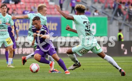 Fussball Bundesliga.  SK Austria Klagenfurt gegen TSV Egger Glas Hartberg .  Tobias Koch,  (Klagenfurt),  Justin Omoregie (Hartberg). Klagenfurt, am 21.9.2024.
Foto: Kuess
www.qspictures.net
---
pressefotos, pressefotografie, kuess, qs, qspictures, sport, bild, bilder, bilddatenbank