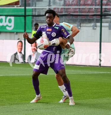 Fussball Bundesliga.  SK Austria Klagenfurt gegen TSV Egger Glas Hartberg .  Dikeni-Rafid Salifou, (Klagenfurt),  Manuel Pfeifer  (Hartberg). Klagenfurt, am 21.9.2024.
Foto: Kuess
www.qspictures.net
---
pressefotos, pressefotografie, kuess, qs, qspictures, sport, bild, bilder, bilddatenbank