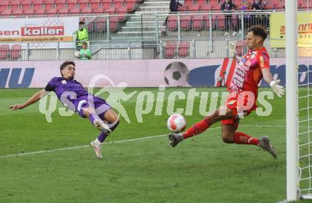 Fussball Bundesliga.  SK Austria Klagenfurt gegen TSV Egger Glas Hartberg .   Ben Bobzien,  (Klagenfurt),  Raphael Lukas Sallinger (Hartberg). Klagenfurt, am 21.9.2024.
Foto: Kuess
www.qspictures.net
---
pressefotos, pressefotografie, kuess, qs, qspictures, sport, bild, bilder, bilddatenbank