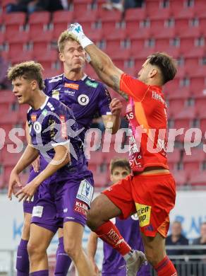 Fussball Bundesliga.  SK Austria Klagenfurt gegen TSV Egger Glas Hartberg .  Jannik Robatsch, Nicolas Binder, (Klagenfurt),  Raphael Lukas Sallinger  (Hartberg). Klagenfurt, am 21.9.2024.
Foto: Kuess
www.qspictures.net
---
pressefotos, pressefotografie, kuess, qs, qspictures, sport, bild, bilder, bilddatenbank