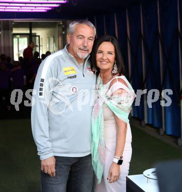 Fussball Bundesliga.  SK Austria Klagenfurt gegen TSV Egger Glas Hartberg . Trainer Peter Pacult, Brigitte Annerl (Praesidentin TSV Hartberg). Klagenfurt, am 21.9.2024.
Foto: Kuess
www.qspictures.net
---
pressefotos, pressefotografie, kuess, qs, qspictures, sport, bild, bilder, bilddatenbank