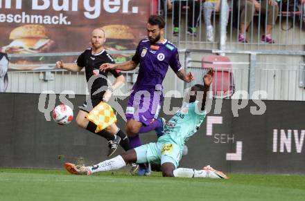 Fussball Bundesliga.  SK Austria Klagenfurt gegen TSV Egger Glas Hartberg .  Kosmas Gkezos,  (Klagenfurt),  Hamacire Youba Diarra (Hartberg). Klagenfurt, am 21.9.2024.
Foto: Kuess
www.qspictures.net
---
pressefotos, pressefotografie, kuess, qs, qspictures, sport, bild, bilder, bilddatenbank