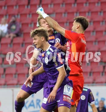 Fussball Bundesliga.  SK Austria Klagenfurt gegen TSV Egger Glas Hartberg .  Jannik Robatsch, Nicolas Binder, (Klagenfurt),  Raphael Lukas Sallinger  (Hartberg). Klagenfurt, am 21.9.2024.
Foto: Kuess
www.qspictures.net
---
pressefotos, pressefotografie, kuess, qs, qspictures, sport, bild, bilder, bilddatenbank