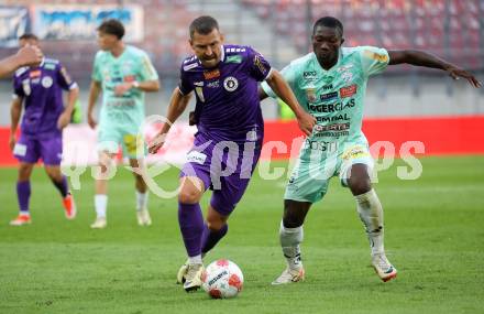 Fussball Bundesliga.  SK Austria Klagenfurt gegen TSV Egger Glas Hartberg .  Christopher Wernitznig,  (Klagenfurt), Hamacire Youba Diarra  (Hartberg). Klagenfurt, am 21.9.2024.
Foto: Kuess
www.qspictures.net
---
pressefotos, pressefotografie, kuess, qs, qspictures, sport, bild, bilder, bilddatenbank