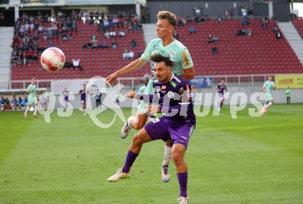 Fussball Bundesliga.  SK Austria Klagenfurt gegen TSV Egger Glas Hartberg .  Simon Straudi,  (Klagenfurt), Manuel Pfeifer  (Hartberg). Klagenfurt, am 21.9.2024.
Foto: Kuess
www.qspictures.net
---
pressefotos, pressefotografie, kuess, qs, qspictures, sport, bild, bilder, bilddatenbank