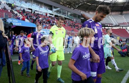 Fussball Bundesliga.  SK Austria Klagenfurt gegen TSV Egger Glas Hartberg .  Thorsten Mahrer, Simon Spari, Christopher CVetko (Klagenfurt). Klagenfurt, am 21.9.2024.
Foto: Kuess
www.qspictures.net
---
pressefotos, pressefotografie, kuess, qs, qspictures, sport, bild, bilder, bilddatenbank