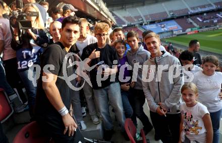 Fussball Bundesliga.  SK Austria Klagenfurt gegen TSV Egger Glas Hartberg .  Sebastian Guerra Soto, Laurenz Dehl, Fans (Klagenfurt). Klagenfurt, am 21.9.2024.
Foto: Kuess
www.qspictures.net
---
pressefotos, pressefotografie, kuess, qs, qspictures, sport, bild, bilder, bilddatenbank