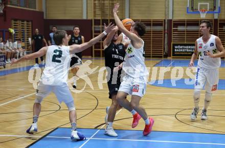 Basketball 2. Liga 2024/2025. Grunddurchgang 1. Runde. Woerthersee Piraten gegen Dornbirn Lions.  Elvis Keric (Piraten), Pauls Miglinieks ,  Mateja Djurasic (Dornbirn). Klagenfurt, am 28.9.2024.
Foto: Kuess


---
pressefotos, pressefotografie, kuess, qs, qspictures, sport, bild, bilder, bilddatenbank