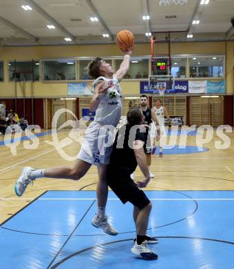 Basketball 2. Liga 2024/2025. Grunddurchgang 1. Runde. Woerthersee Piraten gegen Dornbirn Lions. Tim Huber  (Piraten),  Davids Grinbergs (Dornbirn). Klagenfurt, am 28.9.2024.
Foto: Kuess


---
pressefotos, pressefotografie, kuess, qs, qspictures, sport, bild, bilder, bilddatenbank