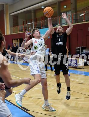 Basketball 2. Liga 2024/2025. Grunddurchgang 1. Runde. Woerthersee Piraten gegen Dornbirn Lions. Tim Huber (Piraten),  Davids Grinbergs (Dornbirn). Klagenfurt, am 28.9.2024.
Foto: Kuess


---
pressefotos, pressefotografie, kuess, qs, qspictures, sport, bild, bilder, bilddatenbank