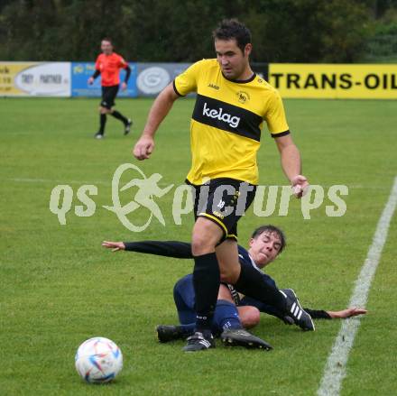 Fussball. 2. KLasse B. Faakersee 1b gegen Velden 1b.  David Gelbmann (Faakersee),   Johannes Macnik (Velden).  Faak, am 28.9.2024.
Foto: Kuess
www.qspictures.net
---
pressefotos, pressefotografie, kuess, qs, qspictures, sport, bild, bilder, bilddatenbank