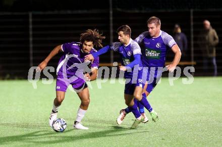 Fussball Kaerntner Liga. SK Austria Klagenfuer Amateure gegen Dellach. Naldo Aparecido Rodriguez  (Klagenfurt),  Samir Nuhanovic, Armin Lulic (Dellach).  Klagenfurt, am 4.10.2024.
Foto: Kuess
www.qspictures.net
---
pressefotos, pressefotografie, kuess, qs, qspictures, sport, bild, bilder, bilddatenbank