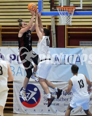 Basketball 2. Liga 2024/2025. Grunddurchgang 2. Runde. KOS Celovec gegen Mistelbach Mustangs. Veljko Dena (KOS),  Ian Moschik (Mistelbach Mustangs). Klagenfurt, am 5.10.2024.
Foto: Kuess


---
pressefotos, pressefotografie, kuess, qs, qspictures, sport, bild, bilder, bilddatenbank