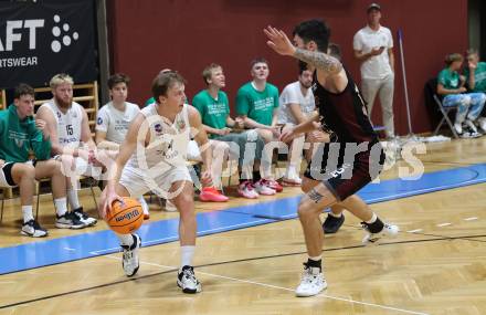 Basketball 2. Liga 2024/2025. Grunddurchgang 2. Runde. KOS Celovec gegen Mistelbach Mustangs. Samuel Seher (KOS), Jakub Jokl  (Mistelbach Mustangs). Klagenfurt, am 5.10.2024.
Foto: Kuess


---
pressefotos, pressefotografie, kuess, qs, qspictures, sport, bild, bilder, bilddatenbank