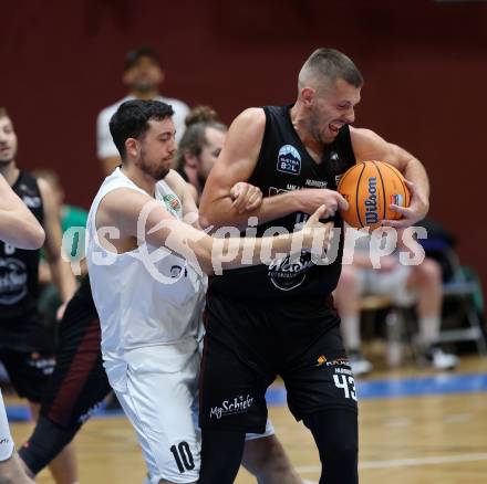 Basketball 2. Liga 2024/2025. Grunddurchgang 2. Runde. KOS Celovec gegen Mistelbach Mustangs. Veljko Dena (KOS),  Jakub Jokl (Mistelbach Mustangs). Klagenfurt, am 5.10.2024.
Foto: Kuess


---
pressefotos, pressefotografie, kuess, qs, qspictures, sport, bild, bilder, bilddatenbank