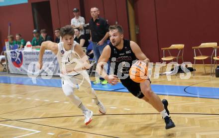 Basketball 2. Liga 2024/2025. Grunddurchgang 2. Runde. KOS Celovec gegen Mistelbach Mustangs. Simon Siencnik (KOS),  8 Jan Kozina  (Mistelbach Mustangs). Klagenfurt, am 5.10.2024.
Foto: Kuess


---
pressefotos, pressefotografie, kuess, qs, qspictures, sport, bild, bilder, bilddatenbank