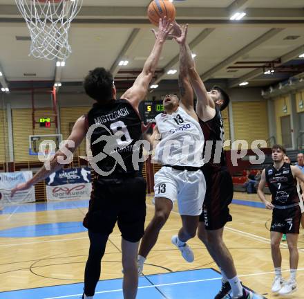 Basketball 2. Liga 2024/2025. Grunddurchgang 2. Runde. KOS Celovec gegen Mistelbach Mustangs.  Mauro Gerszke (KOS),  Maximilian Girschik, Viktor Vasat  (Mistelbach Mustangs). Klagenfurt, am 5.10.2024.
Foto: Kuess


---
pressefotos, pressefotografie, kuess, qs, qspictures, sport, bild, bilder, bilddatenbank