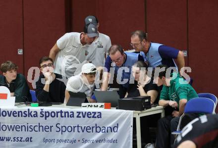 Basketball 2. Liga 2024/2025. Grunddurchgang 2. Runde. KOS Celovec gegen Mistelbach Mustangs. Schiedsrichter, Videoueberpruefung. Klagenfurt, am 5.10.2024.
Foto: Kuess


---
pressefotos, pressefotografie, kuess, qs, qspictures, sport, bild, bilder, bilddatenbank