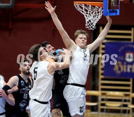 Basketball 2. Liga 2024/2025. Grunddurchgang 2. Runde. KOS Celovec gegen Mistelbach Mustangs.  Andi Smrtnik, Aidin Artukovic (KOS),  Zdenek Nehyba (Mistelbach Mustangs). Klagenfurt, am 5.10.2024.
Foto: Kuess


---
pressefotos, pressefotografie, kuess, qs, qspictures, sport, bild, bilder, bilddatenbank