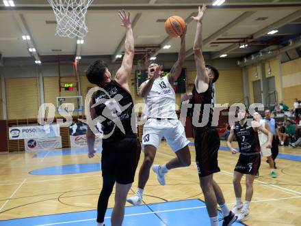 Basketball 2. Liga 2024/2025. Grunddurchgang 2. Runde. KOS Celovec gegen Mistelbach Mustangs.  Mauro Gerszke (KOS),  Maximilian Girschik, Viktor Vasat  (Mistelbach Mustangs). Klagenfurt, am 5.10.2024.
Foto: Kuess


---
pressefotos, pressefotografie, kuess, qs, qspictures, sport, bild, bilder, bilddatenbank