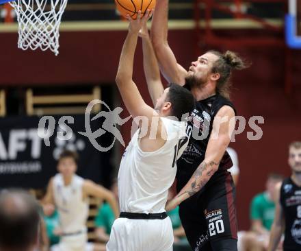 Basketball 2. Liga 2024/2025. Grunddurchgang 2. Runde. KOS Celovec gegen Mistelbach Mustangs. Veljko Dena (KOS),  Ian Moschik (Mistelbach Mustangs). Klagenfurt, am 5.10.2024.
Foto: Kuess


---
pressefotos, pressefotografie, kuess, qs, qspictures, sport, bild, bilder, bilddatenbank