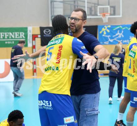 Volleyball CEV Cup. SK Sich/Dob gegen Lausanne. Jubel Carlos Yoandrys Charles Santana, Trainer Lucio Antonio Ora. (Aich/Dob). Bleiburg, am 9.10.2024.
Foto: Kuess
---
pressefotos, pressefotografie, kuess, qs, qspictures, sport, bild, bilder, bilddatenbank