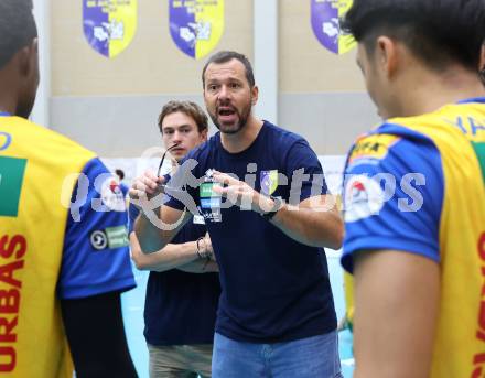 Volleyball CEV Cup. SK Sich/Dob gegen Lausanne. Trainer Lucio Antonio Oro  (Aich/Dob). Bleiburg, am 9.10.2024.
Foto: Kuess
---
pressefotos, pressefotografie, kuess, qs, qspictures, sport, bild, bilder, bilddatenbank