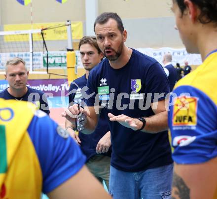 Volleyball CEV Cup. SK Sich/Dob gegen Lausanne. Trainer Lucio Antonio Oro  (Aich/Dob). Bleiburg, am 9.10.2024.
Foto: Kuess
---
pressefotos, pressefotografie, kuess, qs, qspictures, sport, bild, bilder, bilddatenbank