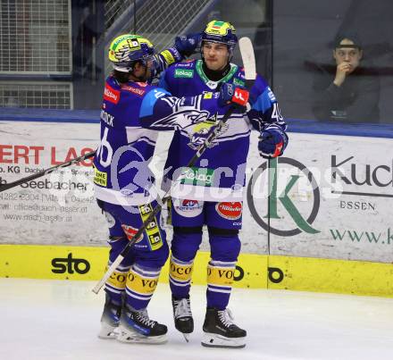 Eishockey ICE Bundesliga. VSV gegen Pioneers Vorarlberg. Torjubel Elias Jeronimo Wallenta, Kevin Hancock  (VSV)). Villach, am 11.10.2024.
Foto: Kuess
---
pressefotos, pressefotografie, kuess, qs, qspictures, sport, bild, bilder, bilddatenbank