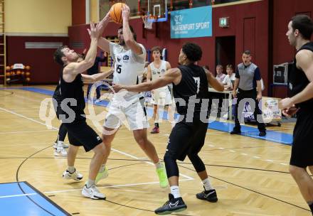 Basketball 2. Bundesliga 2024/25. Grunddurchgang 3. Runde.. Woerthersee Piraten gegen  Raiders Tirol. Jan-Arne Apschner, Marcus Holyfield (Piraten), Leon Marcikic  (Tirol).  Klagenfurt, am 12.10.2024.
Foto: Kuess
---
pressefotos, pressefotografie, kuess, qs, qspictures, sport, bild, bilder, bilddatenbank