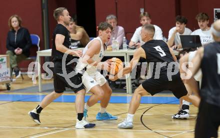 Basketball 2. Bundesliga 2024/25. Grunddurchgang 3. Runde.. Woerthersee Piraten gegen  Raiders Tirol. Tim Huber, Elvis Keric (Piraten), Noah Sparber  (Tirol).  Klagenfurt, am 12.10.2024.
Foto: Kuess
---
pressefotos, pressefotografie, kuess, qs, qspictures, sport, bild, bilder, bilddatenbank