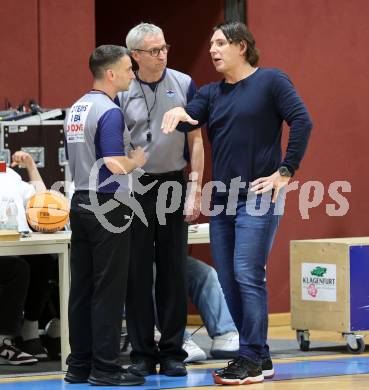 Basketball 2. Bundesliga 2024/25. Grunddurchgang 3. Runde.. Woerthersee Piraten gegen  Raiders Tirol. Schiedsrichter, Trainer und Klubmanager Andreas Kuttnig (Piraten).  Klagenfurt, am 12.10.2024.
Foto: Kuess
---
pressefotos, pressefotografie, kuess, qs, qspictures, sport, bild, bilder, bilddatenbank