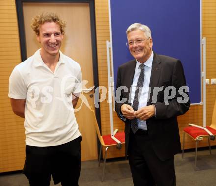 Spitzensport und Studium. Philipp Lindner (Eishockey), LH Peter Kaiser. Klagenfurt, am 16.10.2024.
Foto: Kuess
www.qspictures.net
---
pressefotos, pressefotografie, kuess, qs, qspictures, sport, bild, bilder, bilddatenbank