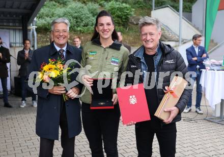 Rudern. Ehrung Magdalena und Katharina Lobnig. LH Peter Kaiser, Katharina Lobnig (mit dem Goldenen Ehrenzeichen des Landes KÃ¤rnten), Arno Arthofer. VÃ¶lkermarkt, am 19.10.2024.
Foto: Kuess
---
pressefotos, pressefotografie, kuess, qs, qspictures, sport, bild, bilder, bilddatenbank