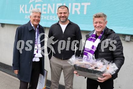 Fussball Bundesliga.  SK Austria Klagenfurt gegen Austria Wien .  LH Peter Kaiser, Zeljko Karajica, Arno Arthofer (Klagenfurt). Klagenfurt, am 20.10.2024.
Foto: Kuess
www.qspictures.net
---
pressefotos, pressefotografie, kuess, qs, qspictures, sport, bild, bilder, bilddatenbank