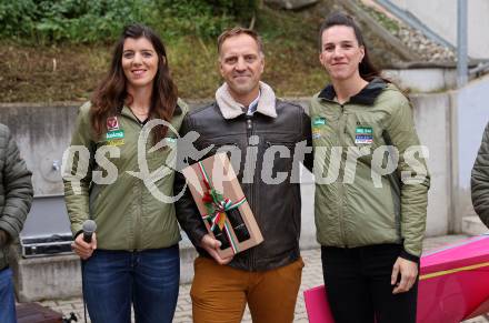 Rudern. Ehrung Magdalena und Katharina Lobnig. Magdalena Lobnig, Kurt Traer, Katharina Lobnig. VÃ¶lkermarkt, am 19.10.2024.
Foto: Kuess
---
pressefotos, pressefotografie, kuess, qs, qspictures, sport, bild, bilder, bilddatenbank