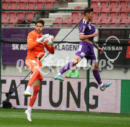 Fussball Bundesliga.  SK Austria Klagenfurt gegen Austria Wien . David Toshevski,   (Klagenfurt),  Samuel Sahin-Radinger (Wien). Klagenfurt, am 20.10.2024.
Foto: Kuess
www.qspictures.net
---
pressefotos, pressefotografie, kuess, qs, qspictures, sport, bild, bilder, bilddatenbank