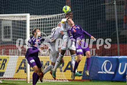 Fussball OEFB Cup. WAC gegen SK Austria Klagenfurt. Godfrey Chibuike Nwaiwu (WAC), Laurenz Dehl  (Austria Klagenfurt). Wolfsberg, am 30.10.2024.
Foto: Kuess
---
pressefotos, pressefotografie, kuess, qs, qspictures, sport, bild, bilder, bilddatenbank