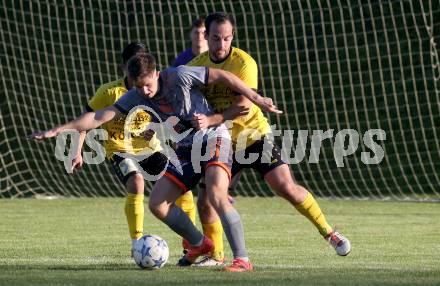 Fussball 1. Klasse D. Griffen gegen Bad St. Leonhard.   Gabriel Martin Ehrlich (Griffen),  Andreas Steinkellner  (Bad St. Leonhard). Griffen, am 2.11.2024.
Foto: Kuess
www.qspictures.net
---
pressefotos, pressefotografie, kuess, qs, qspictures, sport, bild, bilder, bilddatenbank