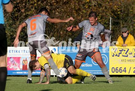 Fussball 1. Klasse D. Griffen gegen Bad St. Leonhard.  Christopher Sauerschnig  (Griffen),   Serkan Aslan, Michael Rabensteiner  (Bad St. Leonhard). Griffen, am 2.11.2024.
Foto: Kuess
www.qspictures.net
---
pressefotos, pressefotografie, kuess, qs, qspictures, sport, bild, bilder, bilddatenbank