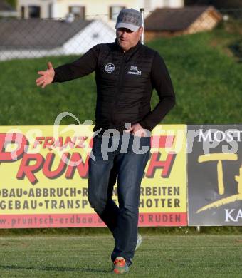 Fussball 1. Klasse D. Griffen gegen Bad St. Leonhard. Trainer Herwig Kreuzer (Bad St. Leonhard) . Griffen, am 2.11.2024.
Foto: Kuess
---
pressefotos, pressefotografie, kuess, qs, qspictures, sport, bild, bilder, bilddatenbank