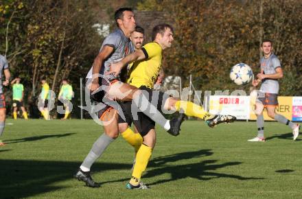 Fussball 1. Klasse D. Griffen gegen Bad St. Leonhard.  Christopher Sauerschnig  (Griffen), Serkan Aslan   (Bad St. Leonhard). Griffen, am 2.11.2024.
Foto: Kuess
www.qspictures.net
---
pressefotos, pressefotografie, kuess, qs, qspictures, sport, bild, bilder, bilddatenbank