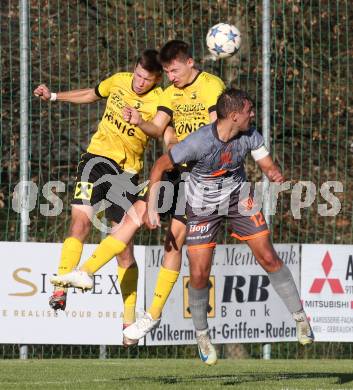 Fussball 1. Klasse D. Griffen gegen Bad St. Leonhard. Florian Johannes Napetschnig, Rene Winkler   (Griffen),   Michael Rabensteiner (Bad St. Leonhard). Griffen, am 2.11.2024.
Foto: Kuess
www.qspictures.net
---
pressefotos, pressefotografie, kuess, qs, qspictures, sport, bild, bilder, bilddatenbank