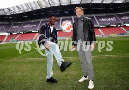 Fussball Bundesliga. SK Austria Klagenfurt.   Denzel Owusu, Rolf Landerl.
Foto: Kuess
---
pressefotos, pressefotografie, kuess, qs, qspictures, sport, bild, bilder, bilddatenbank