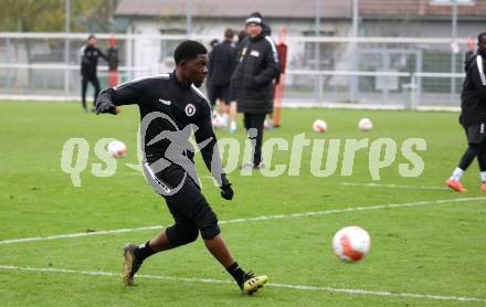 Fussball Bundesliga. SK Austria Klagenfurt. Training.  Trainer Peter Pacult, Denzel Owusu..
Foto: Kuess
---
pressefotos, pressefotografie, kuess, qs, qspictures, sport, bild, bilder, bilddatenbank