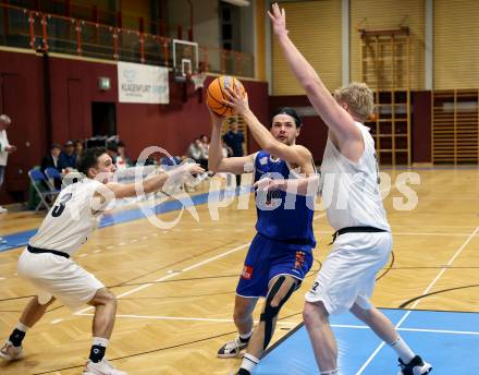 Basketball 2. Liga 2024/2025. Grunddurchgang 8. Runde. KOS Celovec gegen Kufstein Towers.   Niklas Michel, Oliver Kretschmer, (KOS),  Aleksander Mlodianovski (Kufstein). Klagenfurt, am 16.11.2024.
Foto: Kuess


---
pressefotos, pressefotografie, kuess, qs, qspictures, sport, bild, bilder, bilddatenbank